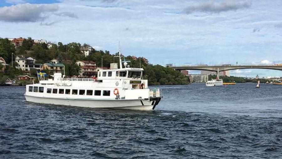 Pendlarbåten lämnar bryggan vid Ekensberg