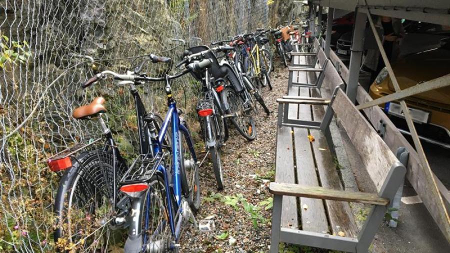 Bakom carporten
