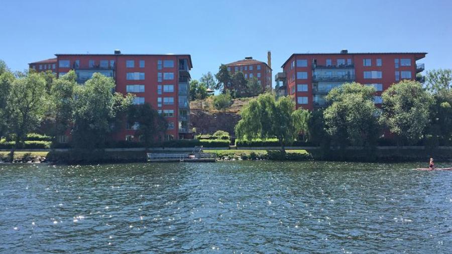 Pendelbåten passerar Brf Gröndalssundet